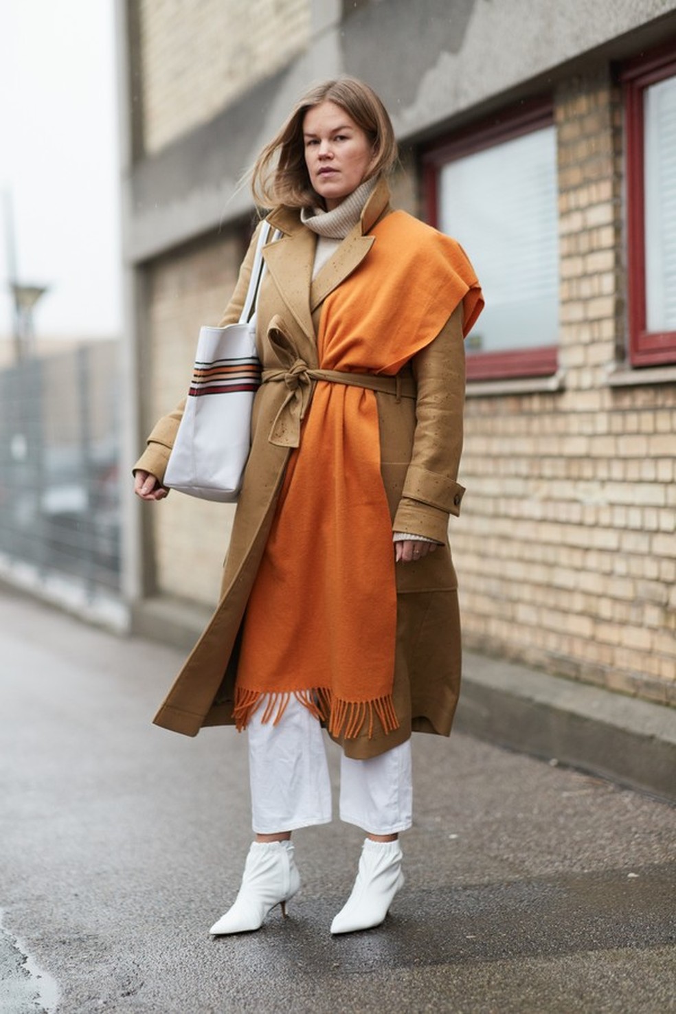 O lenço laranja dá bossa ao look básico (Foto: Imaxtree) — Foto: Glamour