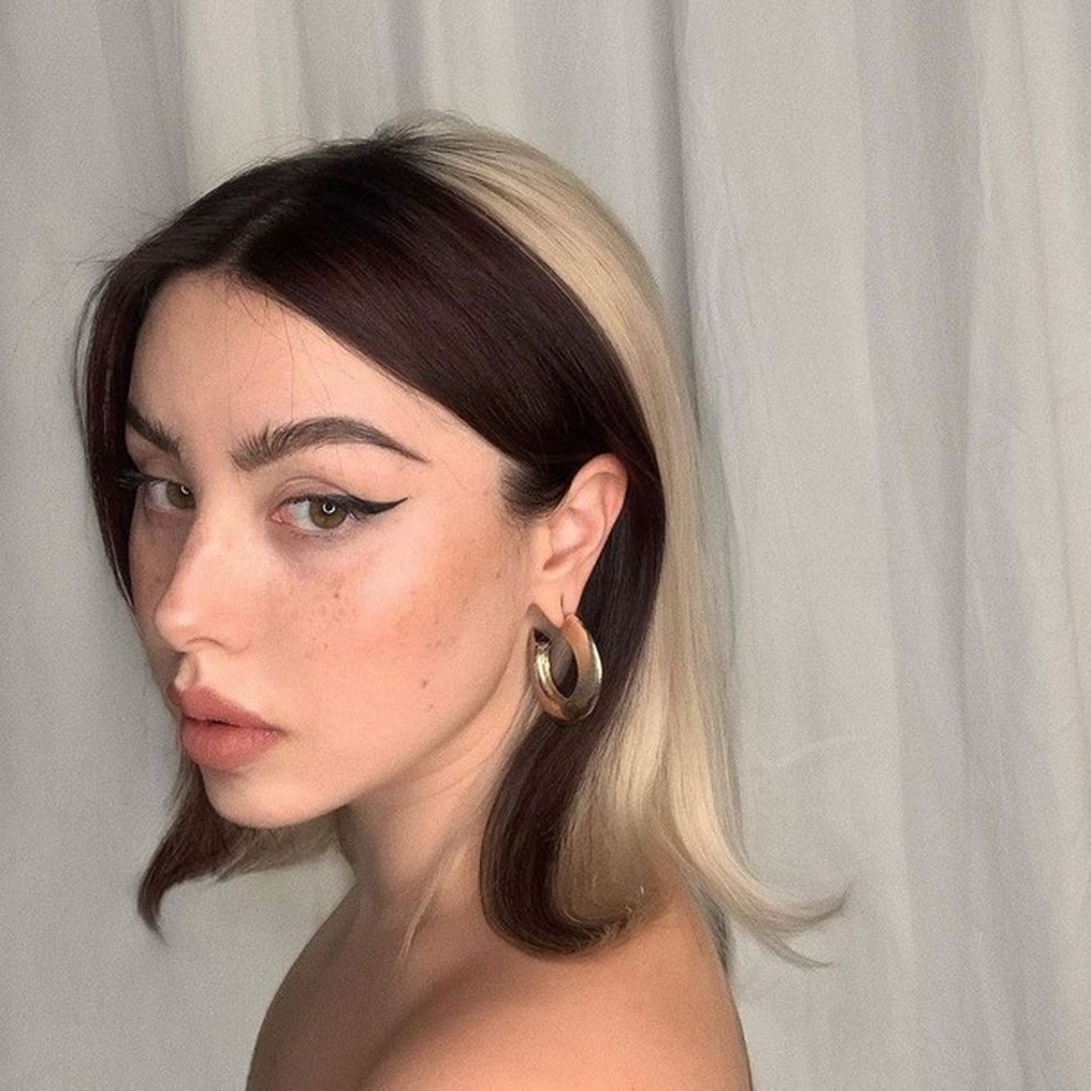 Cabelos coloridos: como conseguir e como manter o visual divertido que é tendência para 2022 (Foto: Reprodução/ Instagram @sandrabulldock) — Foto: Glamour