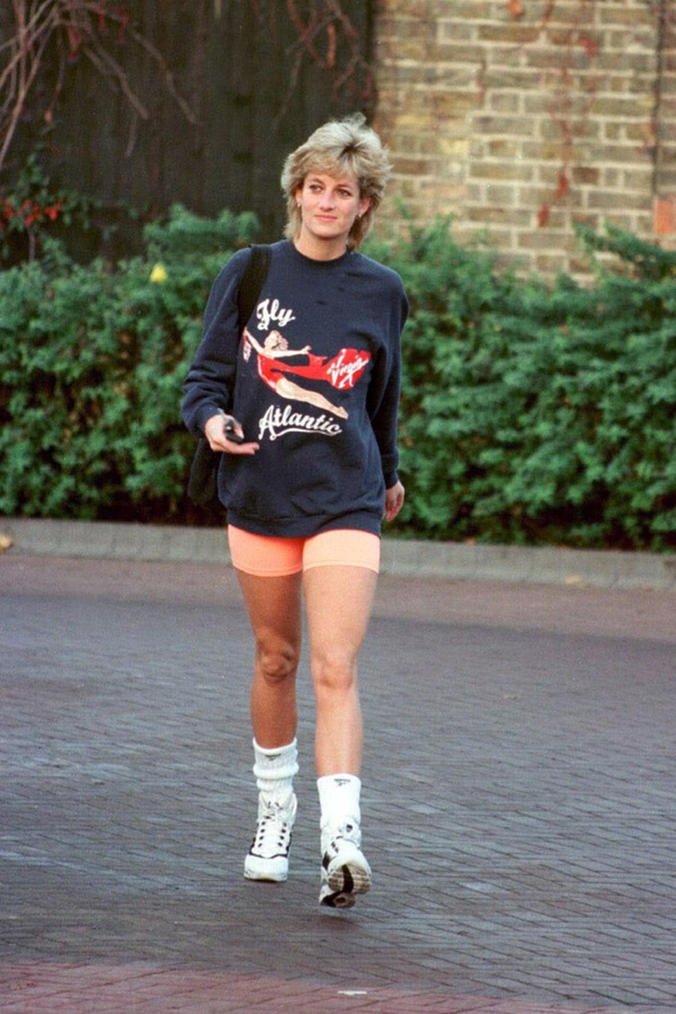 LONDON - NOVEMBER 1995:  Princess Diana, Princess of Wales, wearing  Virgin Atlantic sweatshirt, leaves Chelsea Harbour Club, London in November, 1995.  (Photo by Anwar Hussein/WireImage)  (Foto: WireImage) — Foto: Glamour