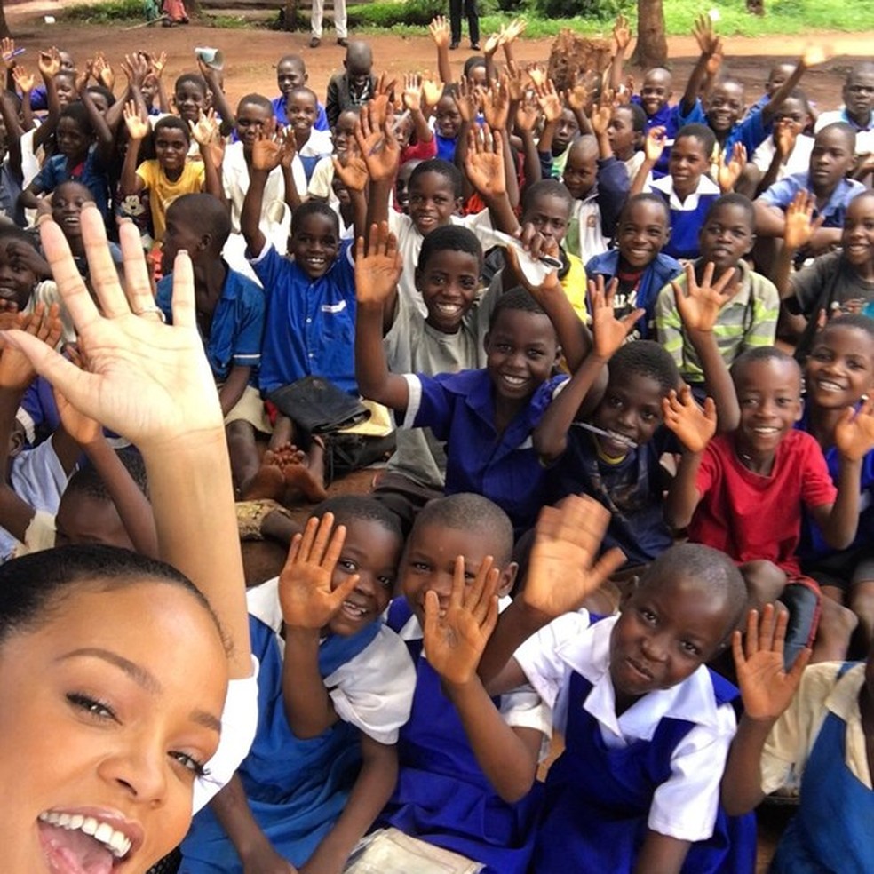 Rihanna posa com crianças apoiadas pela sua Clara Lionel Foundation (Foto: Instagram/Reprodução) — Foto: Glamour