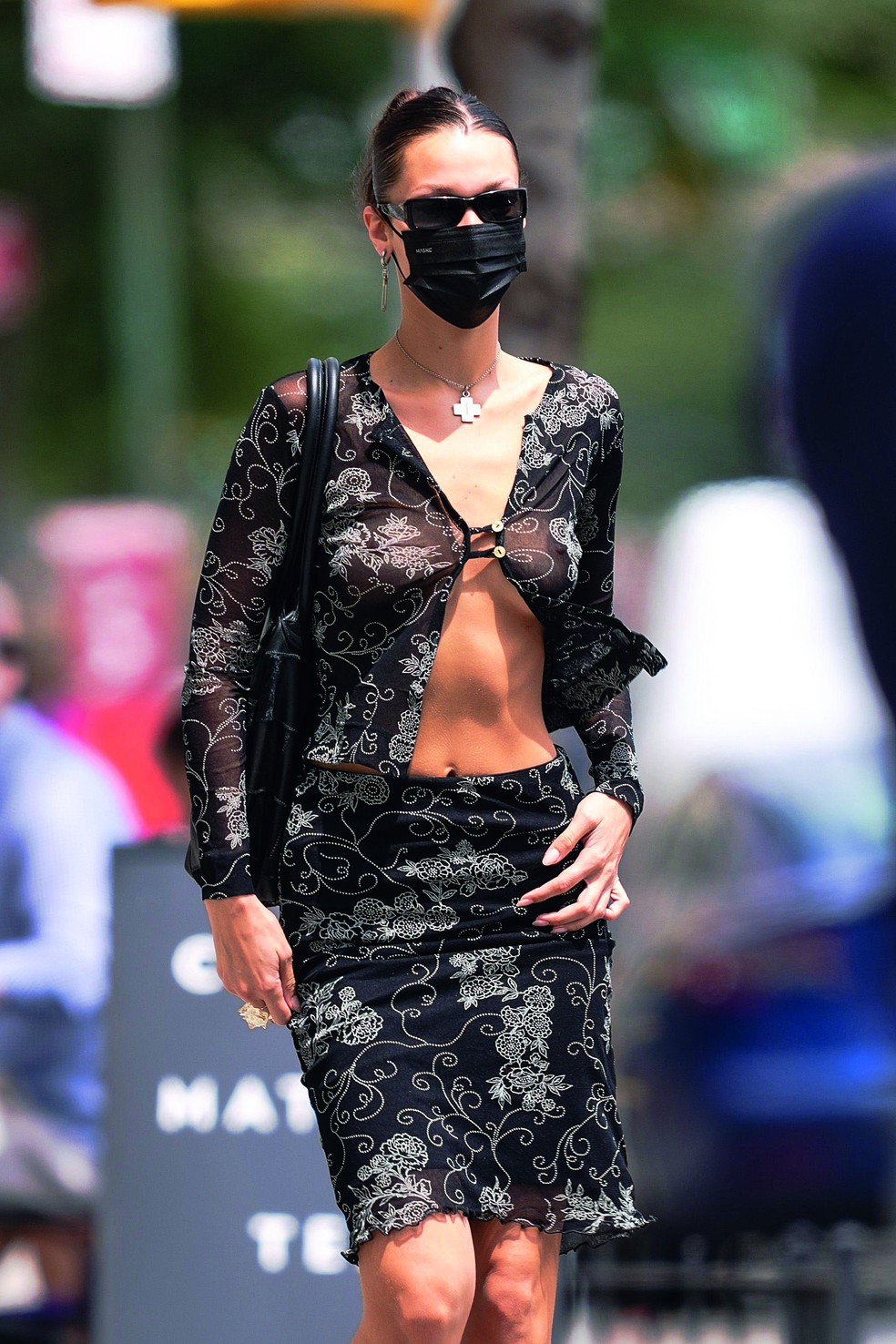 Bella Hadid mostra tudo! Mas esse look ficaria ótimo com camiseta embaixo também (Foto: Getty Images) — Foto: Glamour
