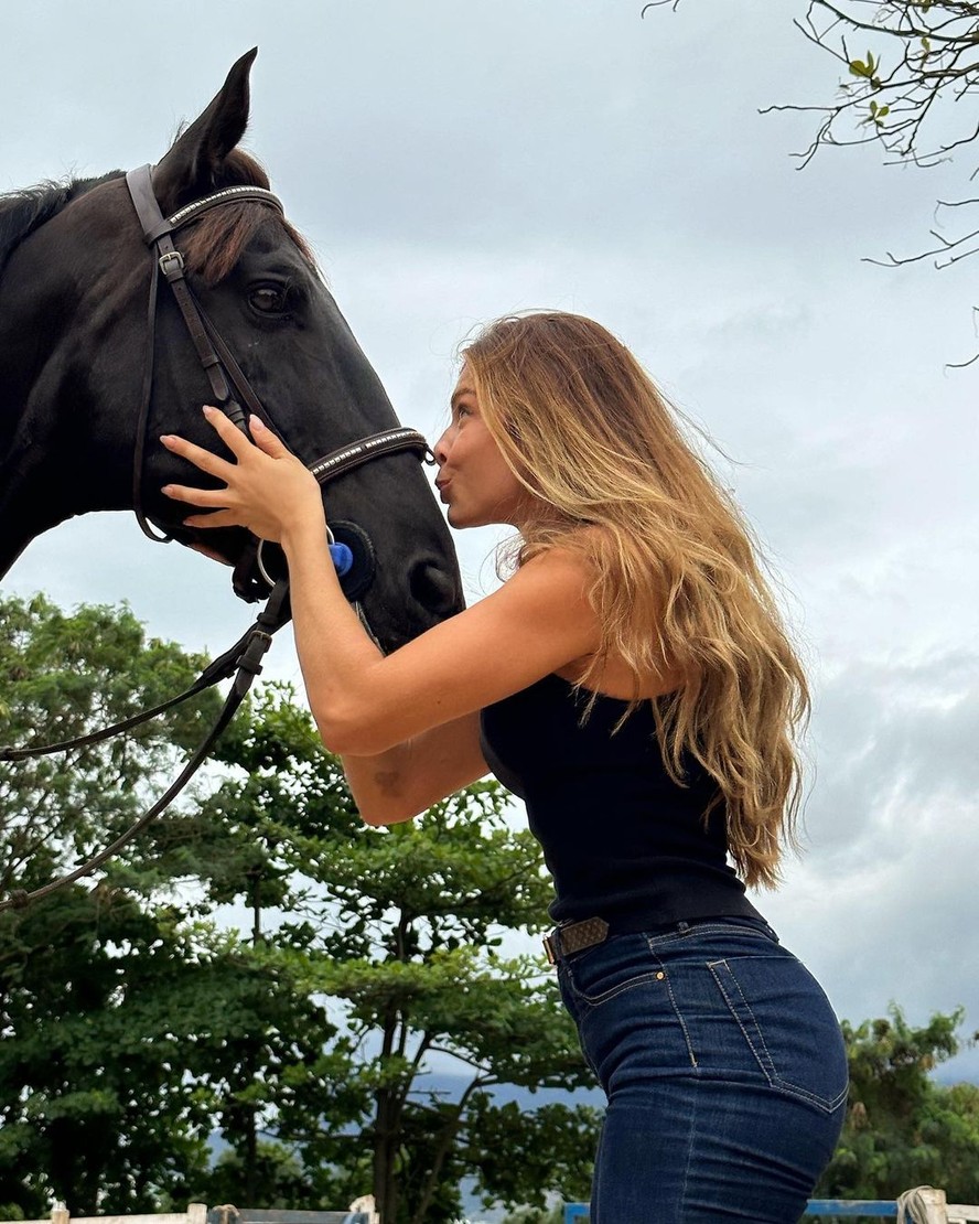 Grazi Massafera posa beijando cavalo na preparação para Dona Beija