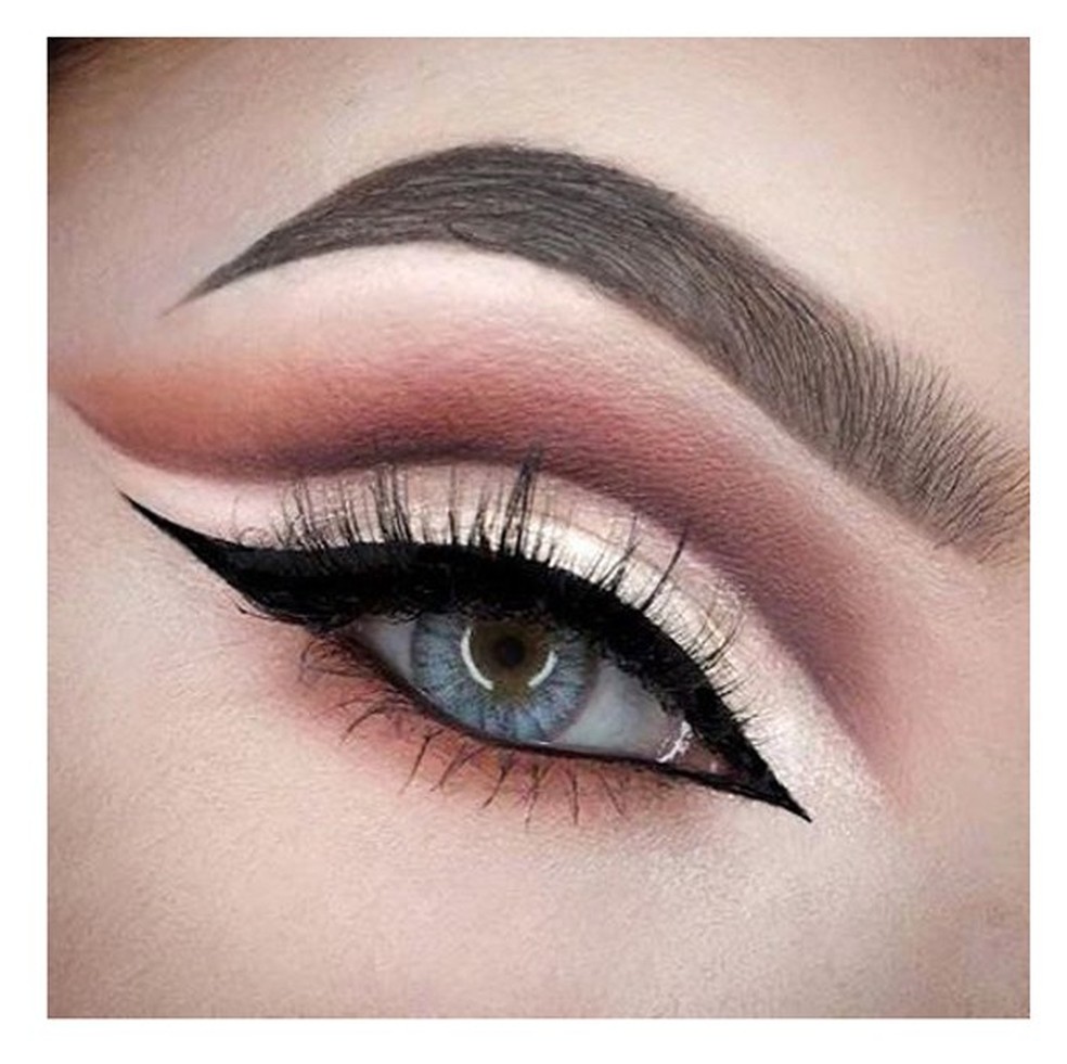 Cut crease makeup (Foto: Reprodução Instagram @mariemisfitx) — Foto: Glamour