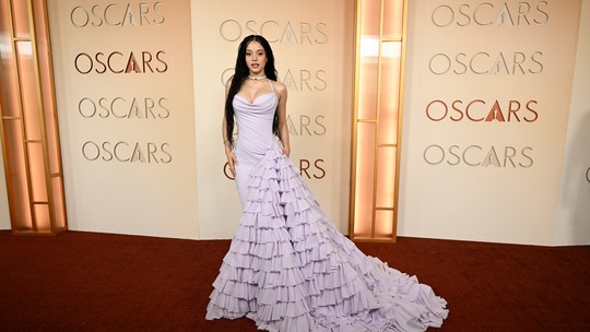 Oscar 2026: Chase Infiniti desfila com vestido feito em 750 horas e joias de mais de 164 quilates
