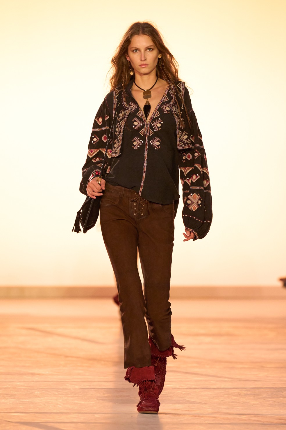 Isabel Marant exibe calça justa em desfile — Foto: Spotlight Launchmetrics