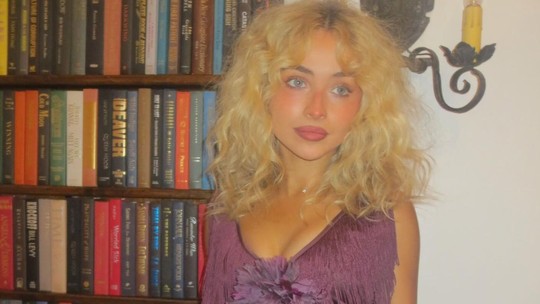 Sabrina Carpenter elege vestido vintage para comemorar aniversário de 27 anos