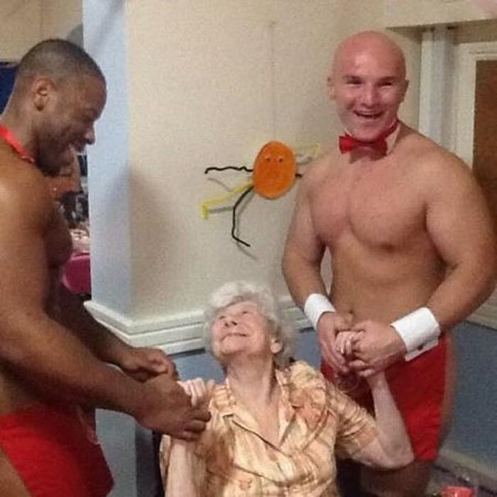 Asilo atende pedido de idosa de 89 anos e contrata gogo boys (Foto: Reprodução) — Foto: Glamour