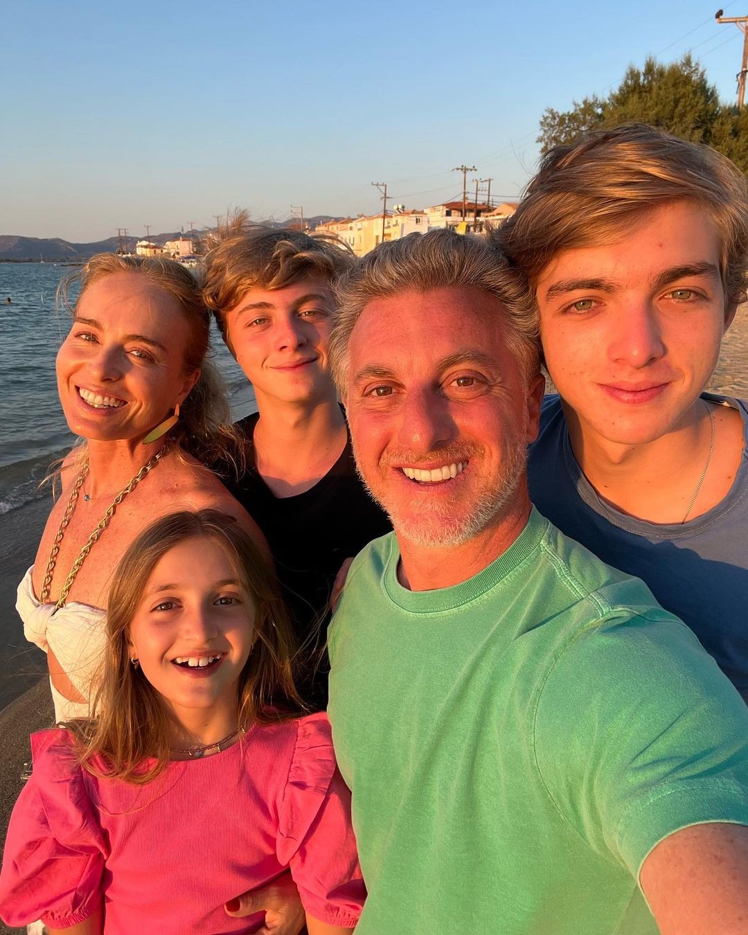 Angélica posta foto em família e chama atenção da web: "Pisquei e os filhos estão enormes" — Foto: Instagram