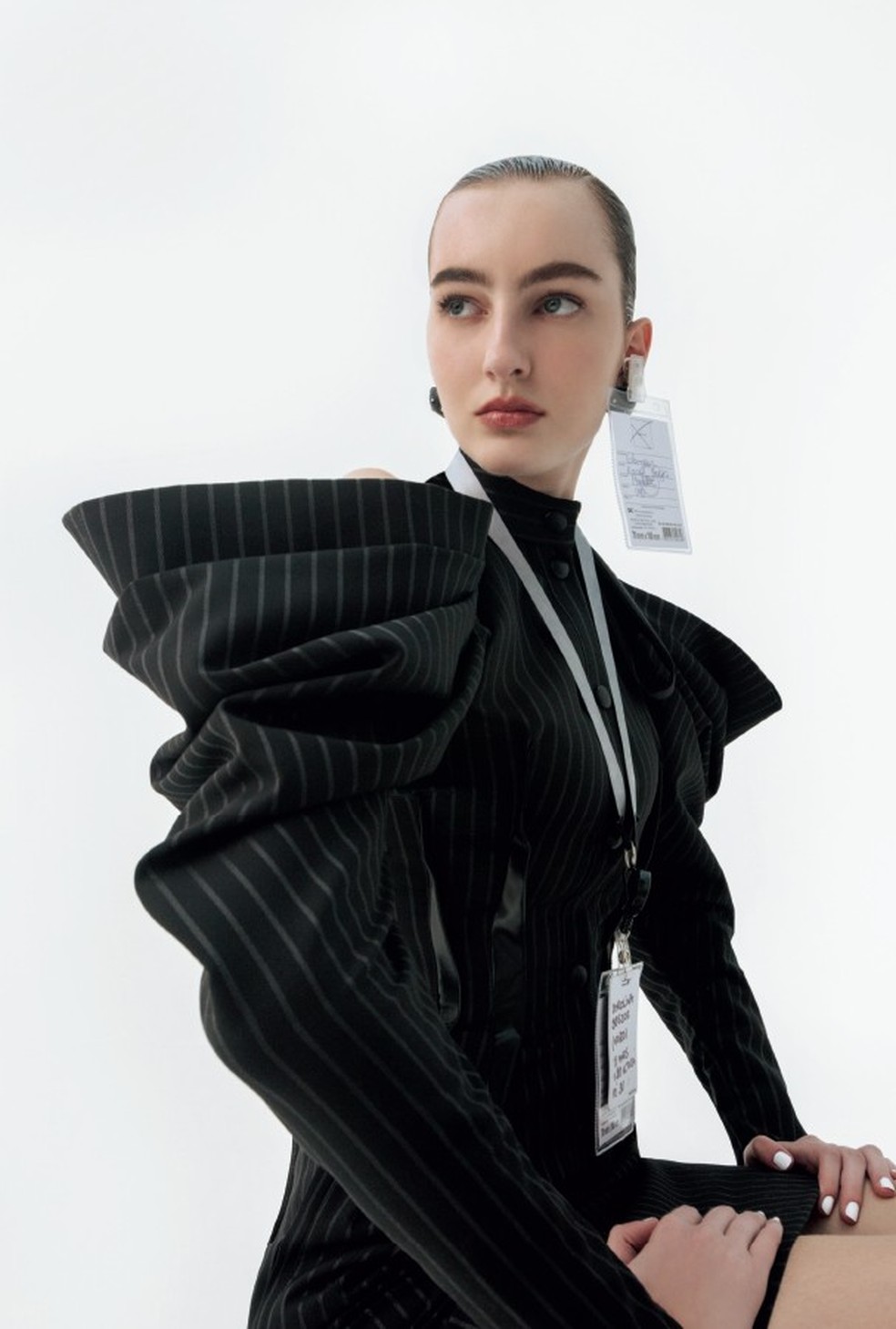 Vestido e brincos, ambos Louis Vuitton. (Foto: Gabriela Schmidt) — Foto: Glamour