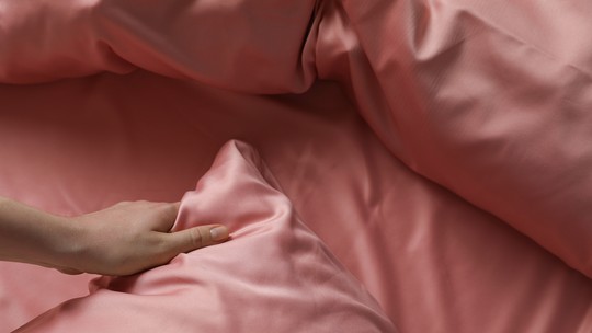 3 motivos para trocar o algodão pelas roupas de cama de seda