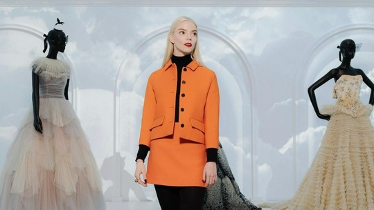 Anya Taylor-Joy faz tour pela La Galerie Dior em Paris; veja vídeo