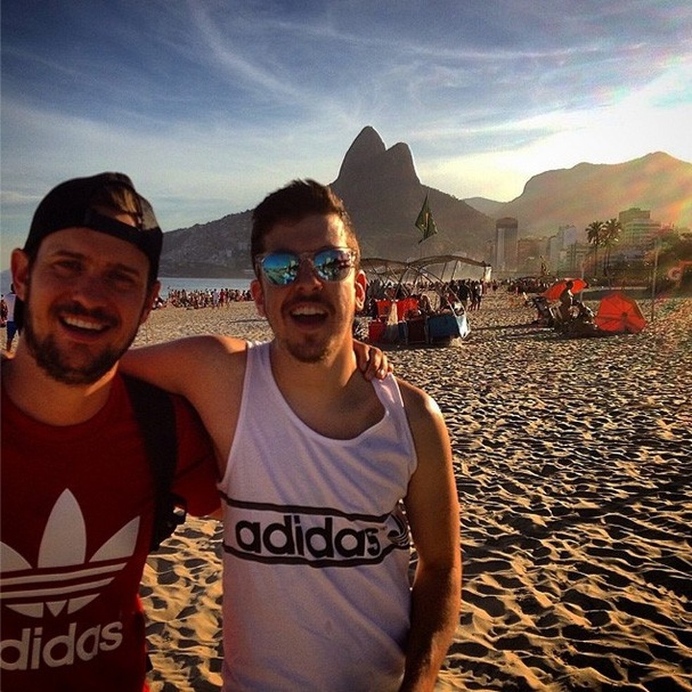 Fazendo o turista com o morro Dois Irmãos ao fundo, ainda na praia de Ipanema (Foto: Reprodução/Instagram) — Foto: Glamour