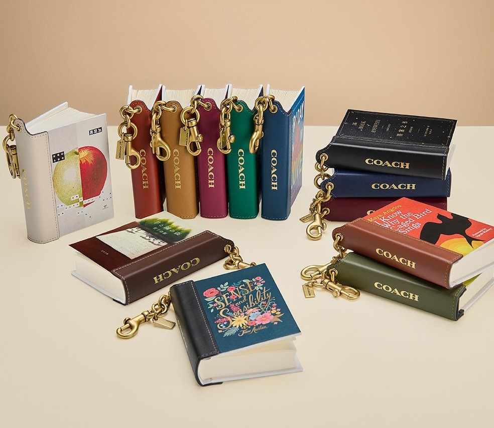 Coach lança coleção de book charms, chaveiros com livros para pendurar na bolsa — Foto: Reprodução Instagram