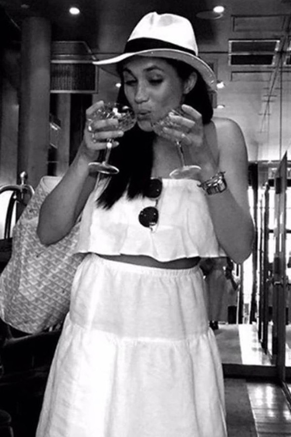 Meghan Markle tomando uns bons drinks... (Foto: Reprodução/Instagram) — Foto: Glamour