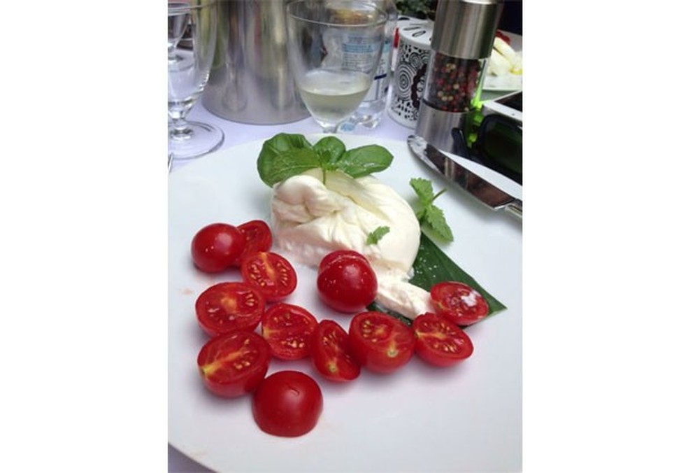 O prato preferido de Marina foi essa burrata com tomate italiano (Foto: Glamour) — Foto: Glamour