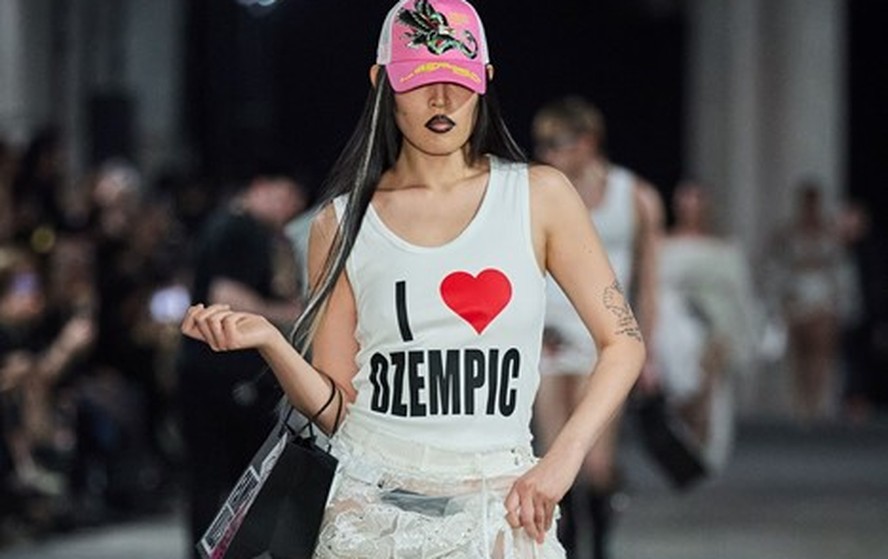Marca causa polêmica com camiseta escrito 'Eu amo Ozempic' em desfile