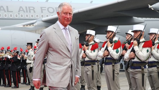 Charles se pronuncia como rei: "imensa tristeza para mim e para membros de minha família"