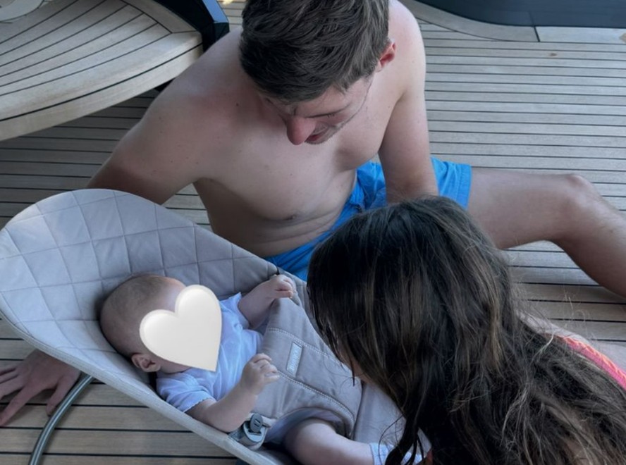 Kelly Piquet posta foto de Max Verstappen com a filha Lily e enteada, Penélope