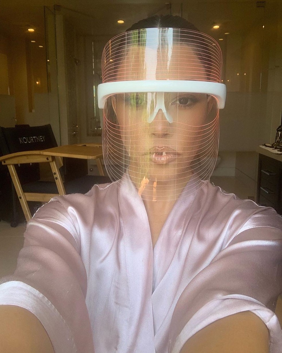 As Kardashians também são adeptas da máscara de LED (Foto: Reprodução / Instagram @poosh) — Foto: Glamour