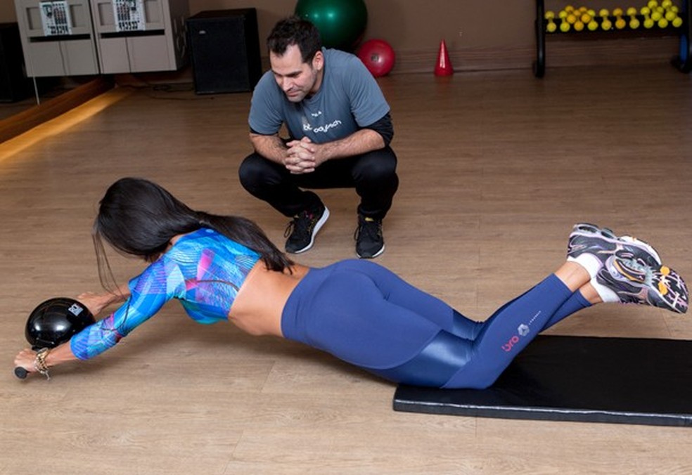 Aqui, Marcio Lui mostra o novo apetrecho (Foto: Larissa Felsen) — Foto: Glamour