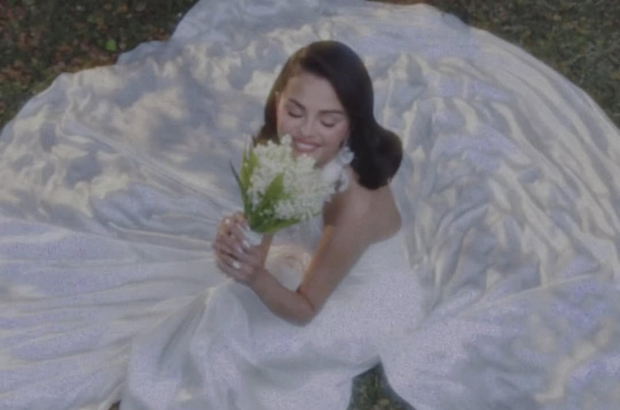 Um zoom na beleza de noiva de Selena Gomez