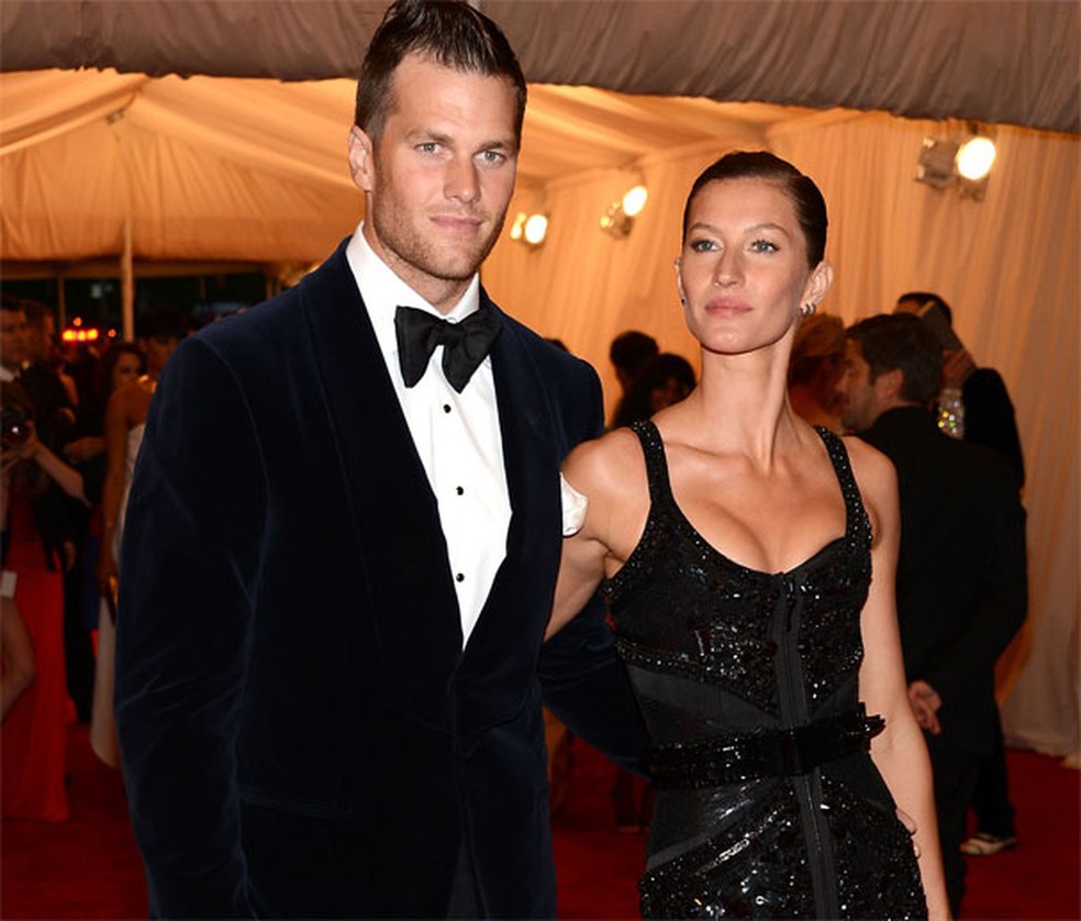Tom Brady e Gisele no Baile do Met. O look preto ajudaria a disfarçar? — Foto: Glamour