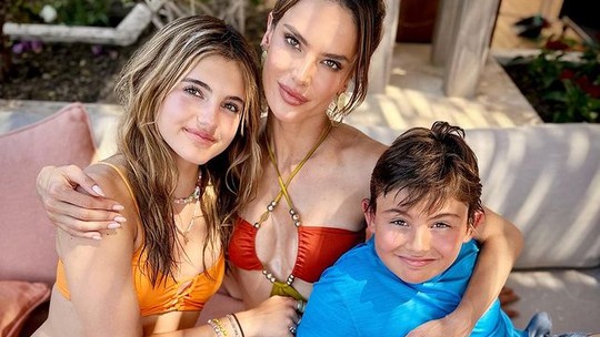 Alessandra Ambrosio curte férias com os filhos na Turquia em resort de luxo