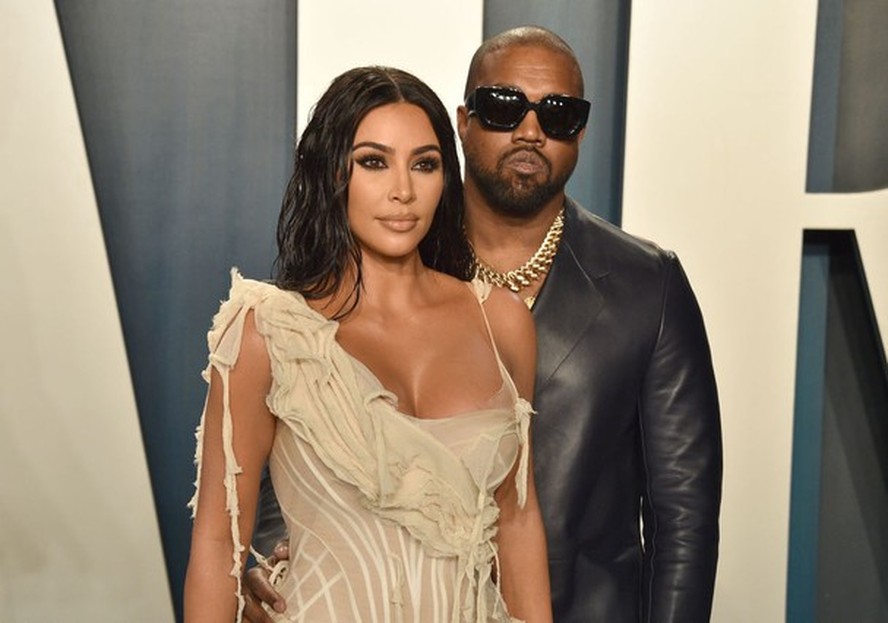 BEVERLY HILLS, CALIFORNIA - FEBRUARY 09: Kim Kardashian and Kanye West attend the 2020 Vanity Fair Oscar Party at Wallis Annenberg Center for the Performing Arts on February 09, 2020 in Beverly Hills, California. (Photo by David Crotty/Patrick McMullan vi (Foto: Patrick McMullan via Getty Image)