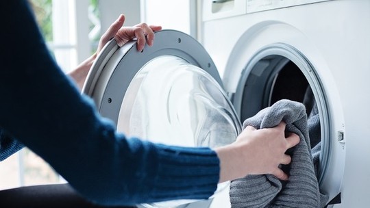 Como lavar roupas do jeito certo? Especialistas ensinam – e dão dicas para cada item do dia a dia 