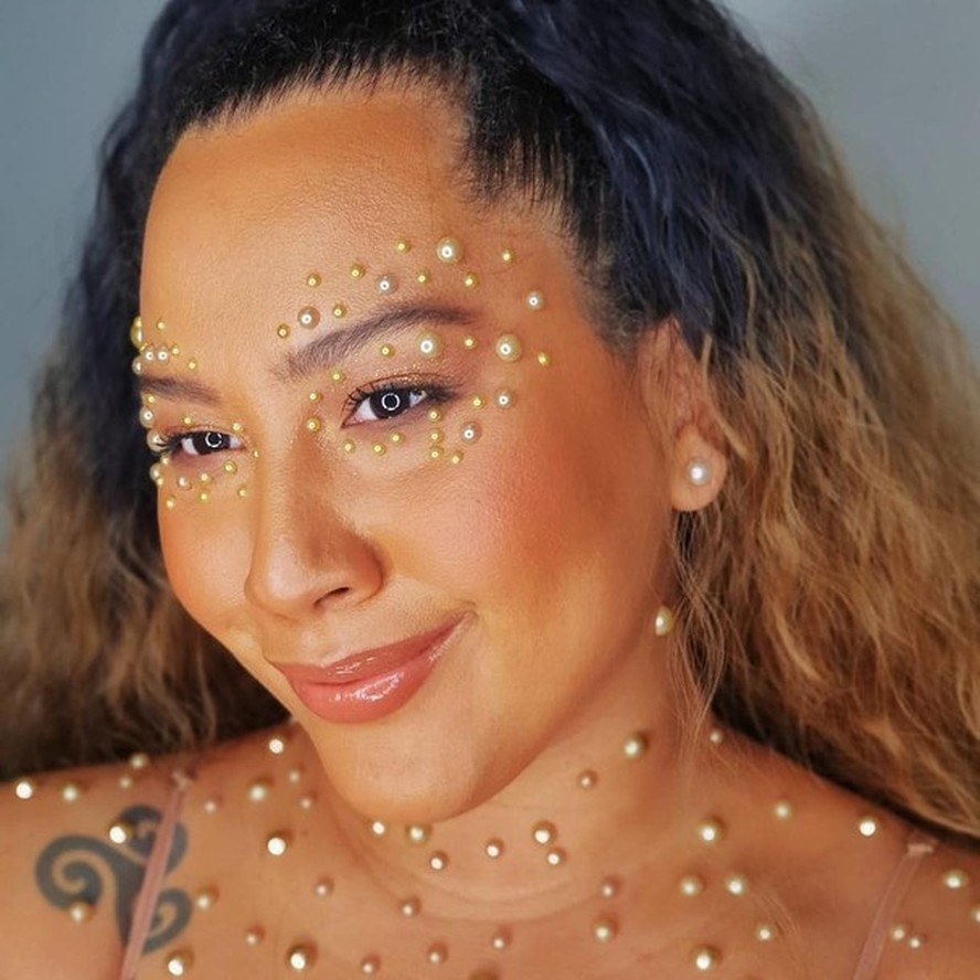Carnaval: 26 makes de olhos com glitter, pedras e aplicações para curtir a folia em casa (Foto: Reprodução/ Instagram @amandapr.s)