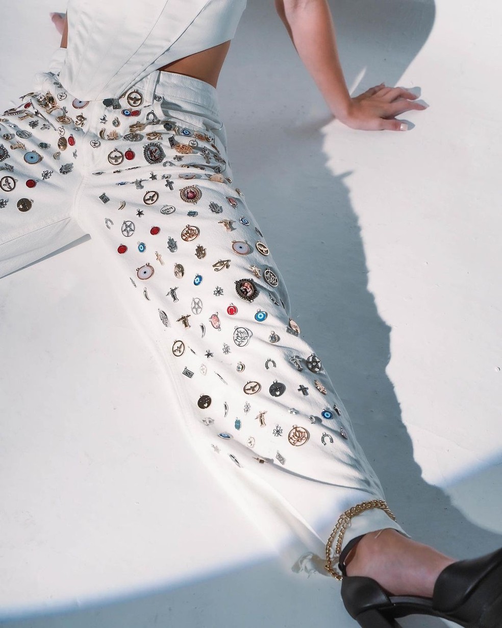 Calça da sorte da Bruna Griphão foi customizada pela stylist Erika Facuri  — Foto: Instagram