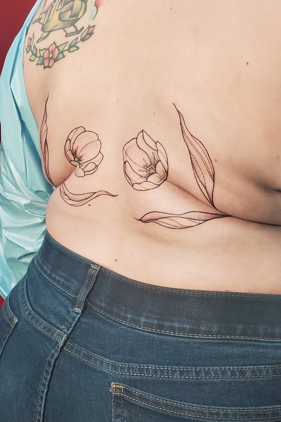 Tatuadora cria desenhos lindíssimos nas dobras do corpo (Foto: Reprodução / Instagram @carrie_metz_caporusso) — Foto: Glamour