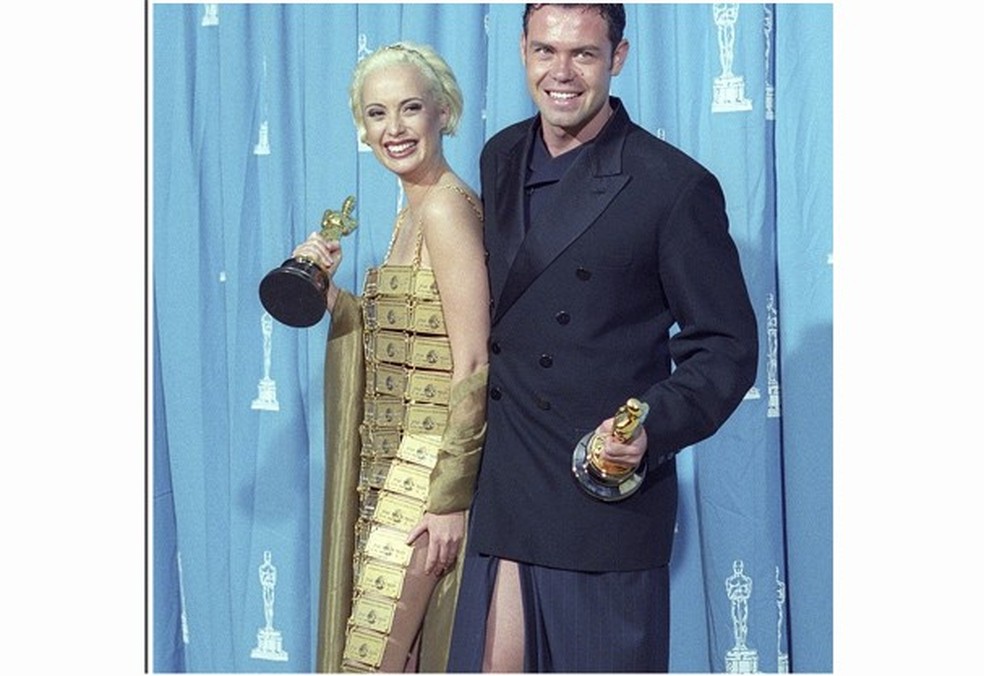 No red carpet, modelo usa vestido feito de cartões de crédito. Oi?