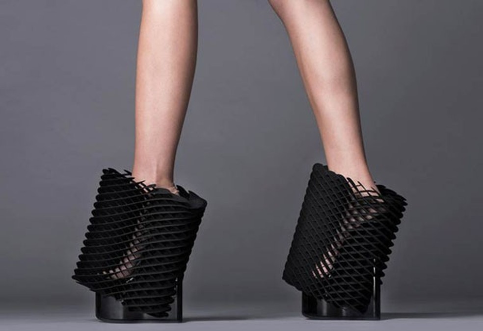 Designers e arquitetos criam sapatos de salto inusitados que mais ...