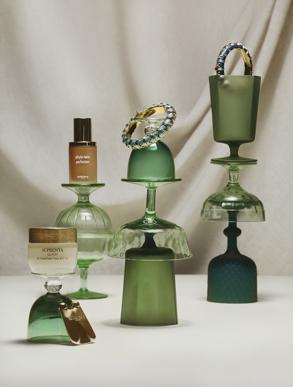 Joias da coroa: uma curadoria de itens luxuosos para elevar penteadeira e o closet — Foto: Gi Gebrim/Glamour