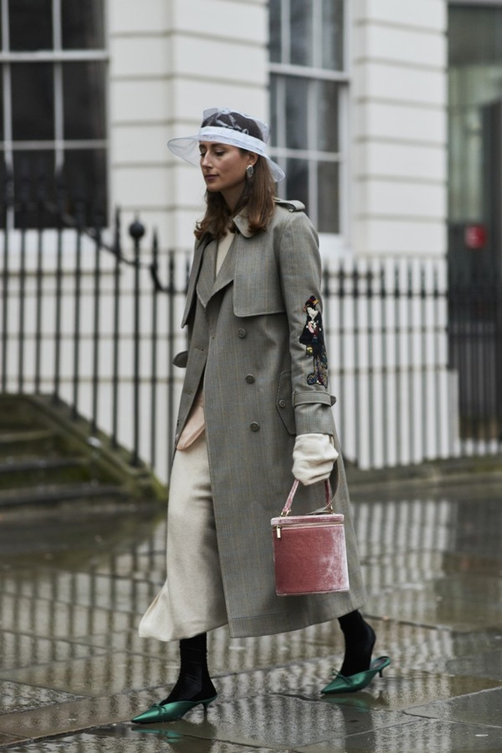 As opções em veludo imprimem um mood romântico ao look. Olha que linda essa bucket bag rosé (Foto: IMAXTREE) — Foto: Glamour