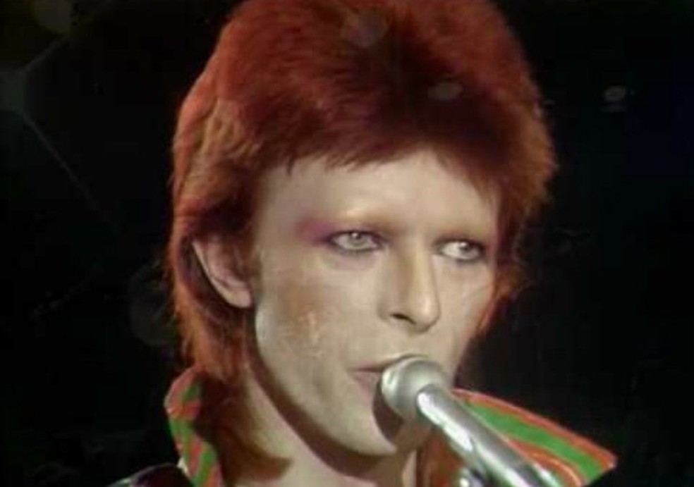 David Bowie cantando ˜Space Oddity" (Foto: Reprodução) — Foto: Glamour