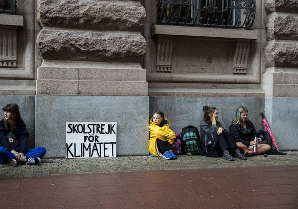 Greta Thunberg comandou uma greve de estudantes e passou três semanas sentada em frente ao parlamento sueco (Foto: Getty Images) — Foto: Glamour