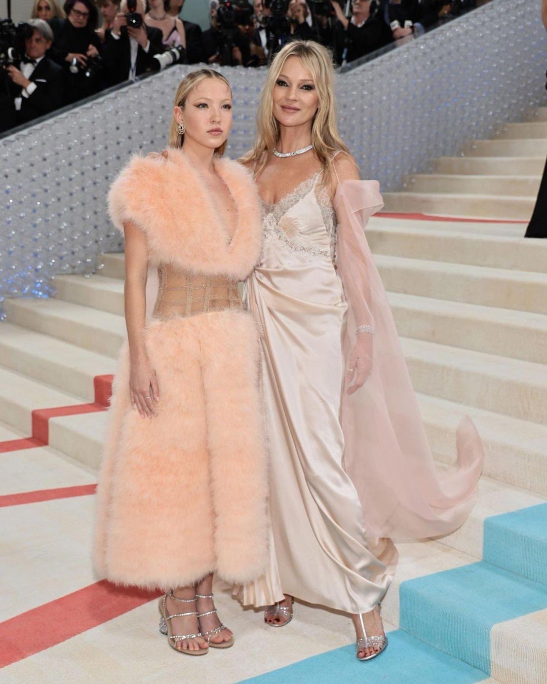 Tal mãe, tal filha! Kate Moss e Lila Moss riscam juntas tapete vermelho do Met Gala 2023 — Foto: Getty Images