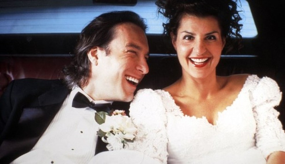 Toula Portokalos (Nia Vardalos) e Ian Miller (John Corbett) em Casamento Grego (2002) (Foto: Reprodução/Filme) — Foto: Glamour