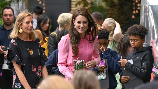 Barbiecore? Kate Middleton surge de look rosa de R$4 mil para evento