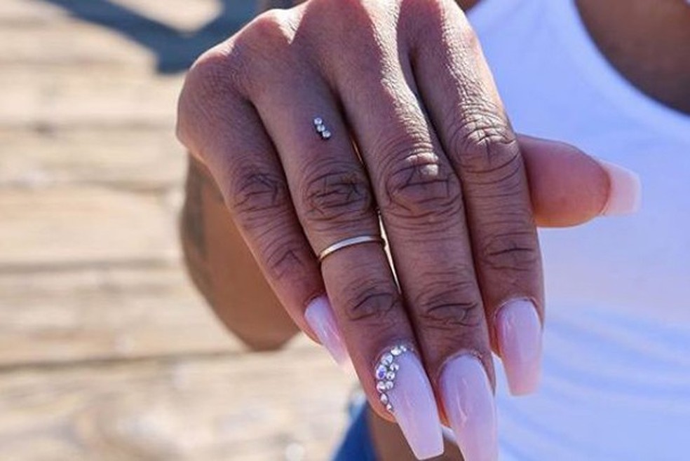 Casais estão substituindo anel de noivado por piercing no dedo (Foto: Reprodução/Instagram) — Foto: Glamour