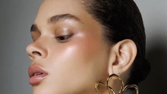 A nova trend de blush candy cane vai deixar o seu rosto com um brilho suave e revigorante; aprenda a fazer