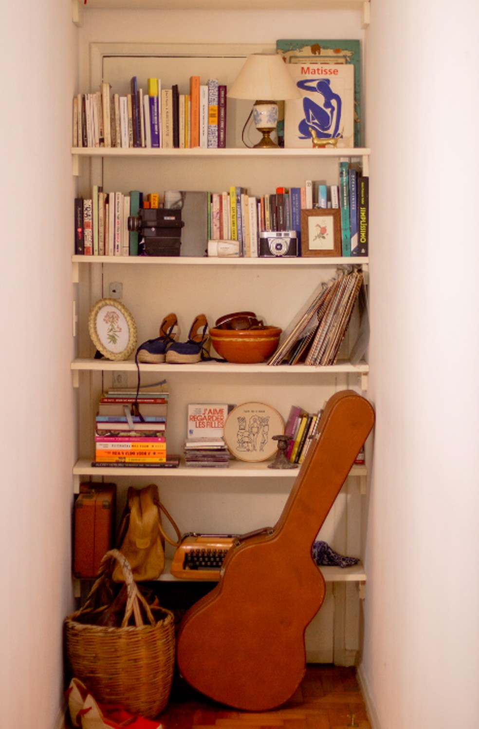 Luisa Meirelles e Victor Bessière mostram apartamento cheio de poesia — Foto: Luisa Meirelles e Victor Bessière