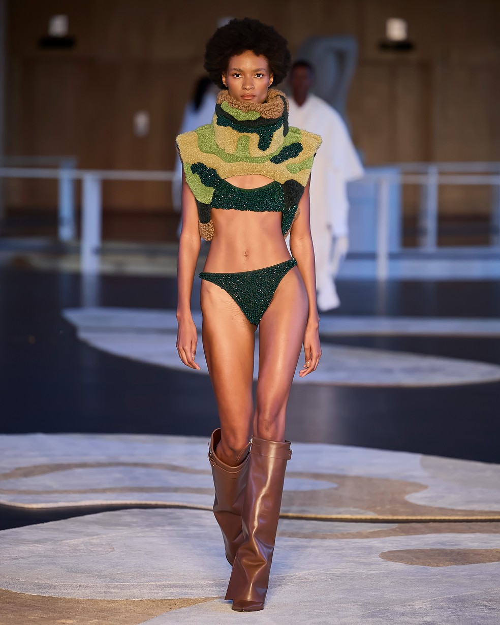 Lenny Niemeyer retorna ao Rio com desfile no Palácio Capanema — Foto: Reprodução