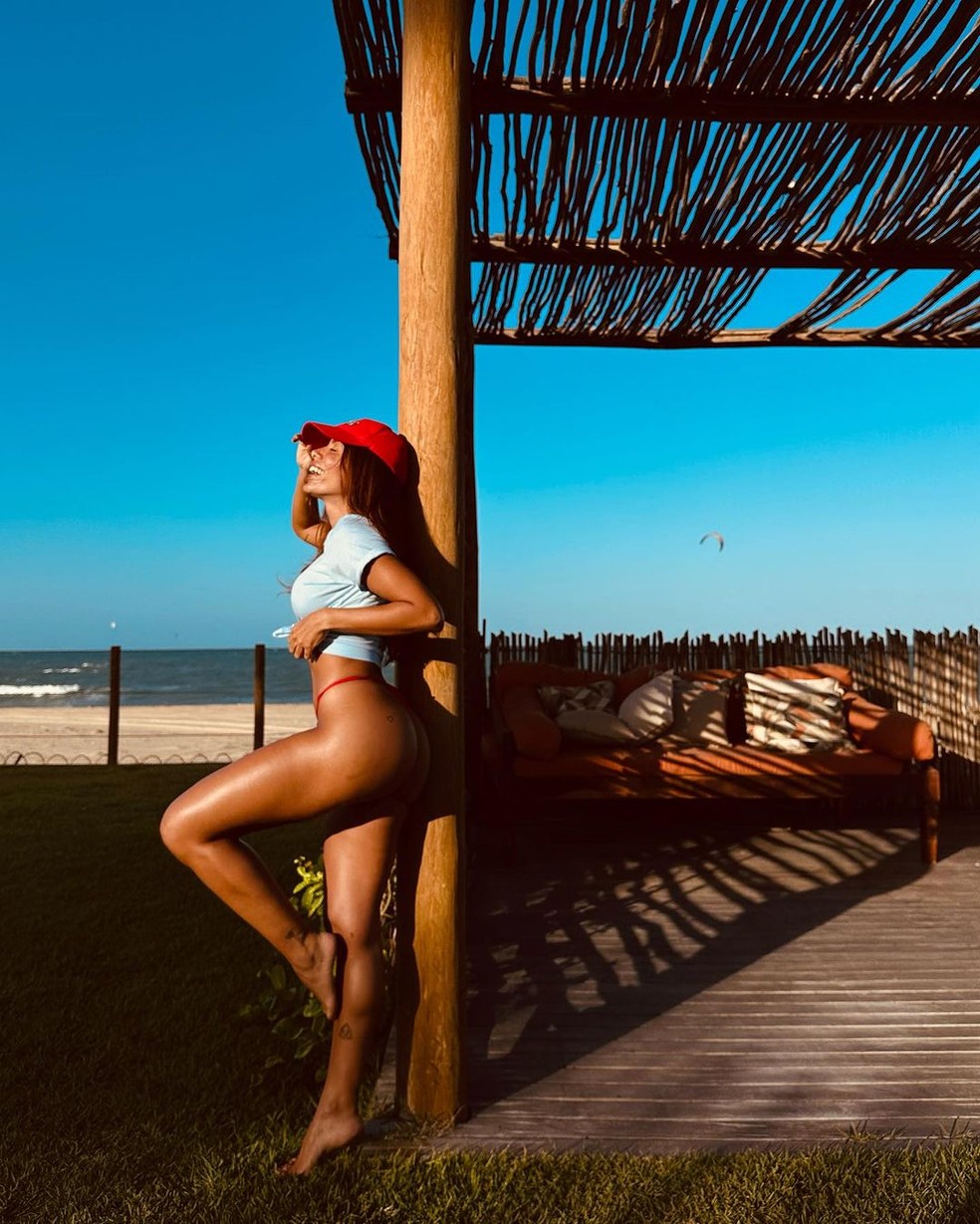 Anitta abre álbum de fotos de domingo na praia: "Sempre culpe a astrologia" — Foto: glamour