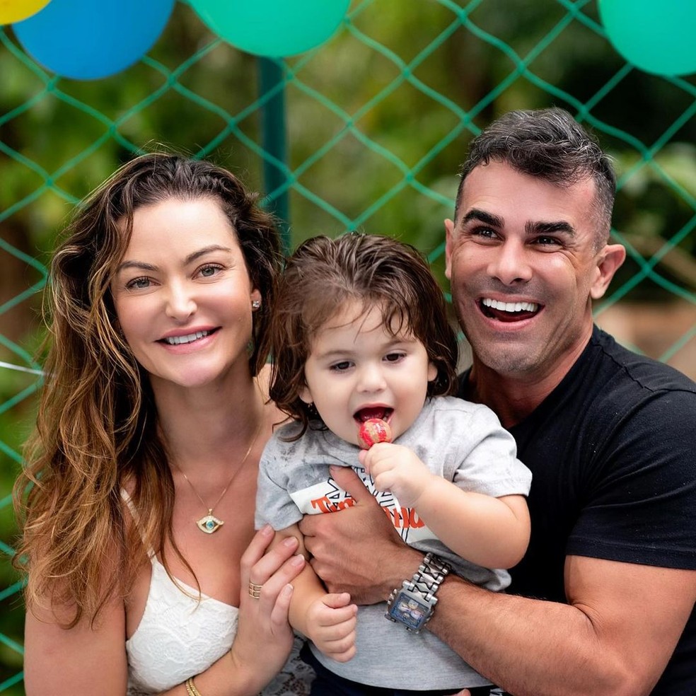 Laura Keller com o filho e o ex-marido Jorge Sousa — Foto: Reprodução/Instagram