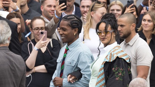 Rihanna e A$AP causam tumulto para conferir a estreia de Jonathan Anderson na Dior
