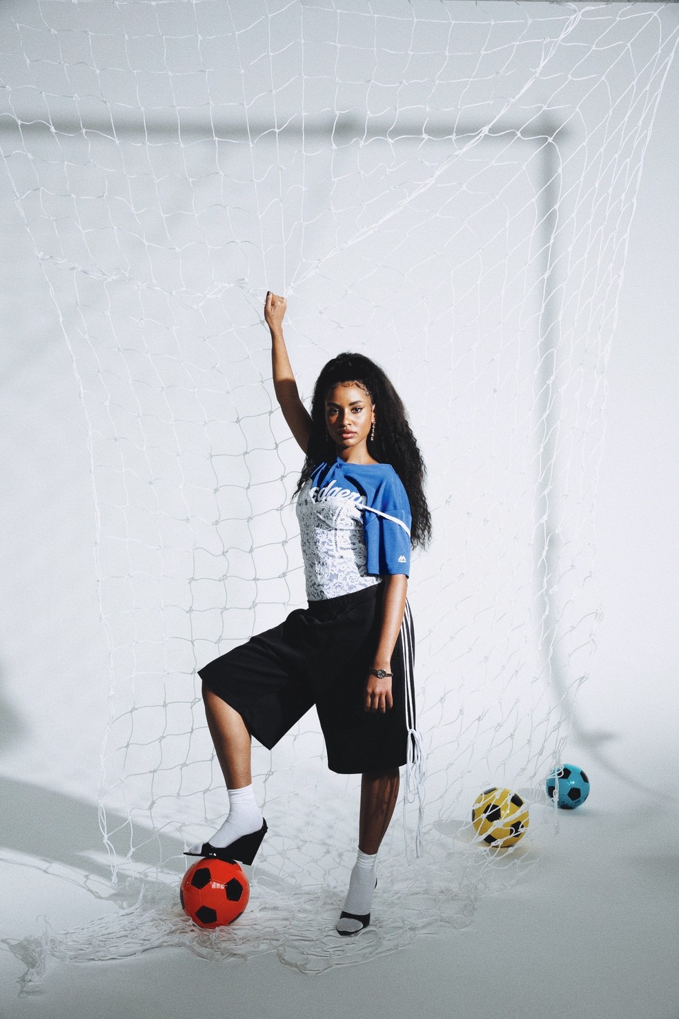 Camiseta, Minha Avó Tinha; body, Intimissimi; bermuda, Motta; sapato, Schutz; brinco e relógio, Swarovski — Foto: Glamour Brasil | Fotos Fernanda Pompermayer | Styling Sanny Elias