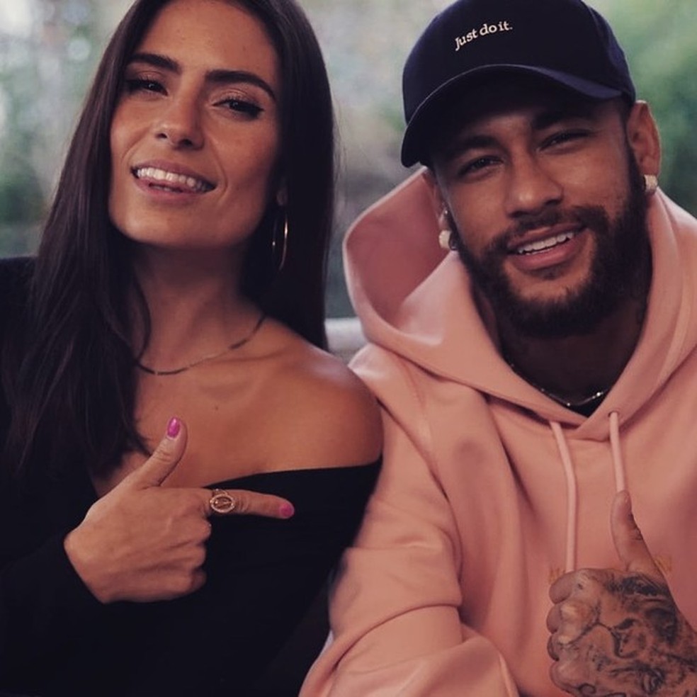 Layla Anna-Lee posta foto com Neymar e diz: Felicidade é...